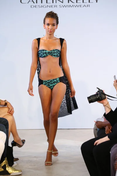 Modelo caminha pista para Caitlin Kelly Swimwear — Fotografia de Stock