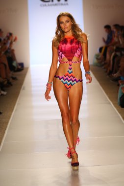 CIA maritima koleksiyonu cabana Grande adlı modeli yürür