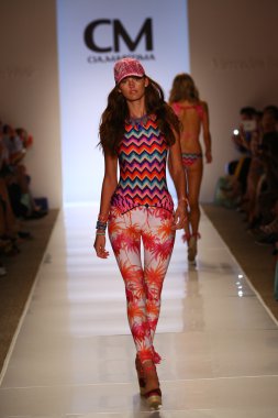 CIA maritima koleksiyonu cabana Grande adlı modeli yürür