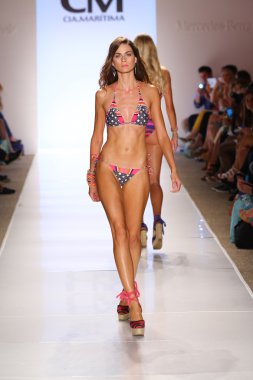 CIA maritima koleksiyonu cabana Grande adlı modeli yürür