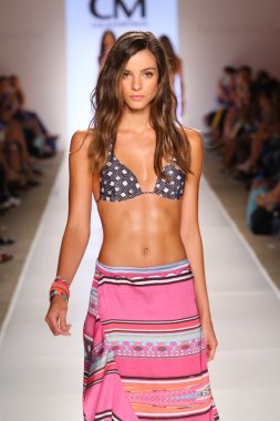 CIA maritima koleksiyonu cabana Grande adlı modeli yürür