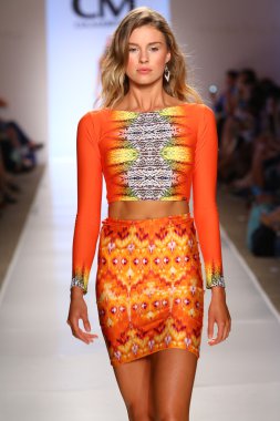 CIA maritima koleksiyonu cabana Grande adlı modeli yürür