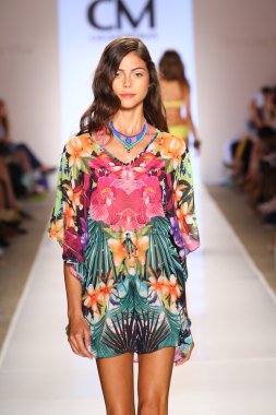 CIA maritima koleksiyonu cabana Grande adlı modeli yürür