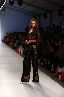 model aguaclara mayo koleksiyonu yürür