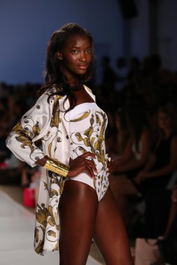 model aguaclara mayo koleksiyonu yürür