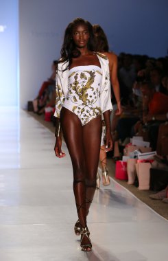 model aguaclara mayo koleksiyonu yürür