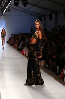 model aguaclara mayo koleksiyonu yürür
