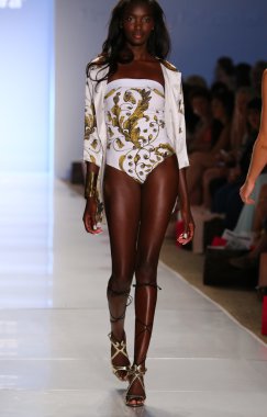 model aguaclara mayo koleksiyonu yürür