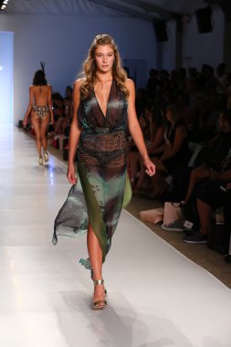 model aguaclara mayo koleksiyonu yürür