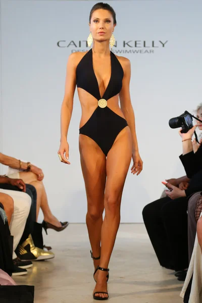 Model spaziert bei caitlin kelly badebekleidung während mbfw miami schwimmen — Stockfoto