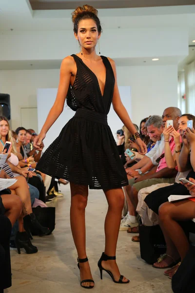 Modelo camina en Caitlin Kelly traje de baño durante MBFW Miami Swim — Foto de Stock