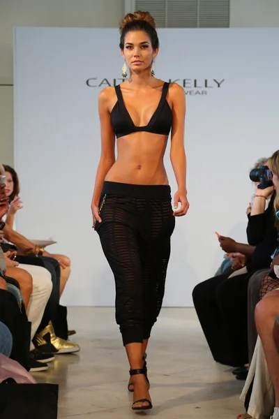 Model yürür caitlin miami kelly mayo mbfw sırasında yüzmek — Stok fotoğraf