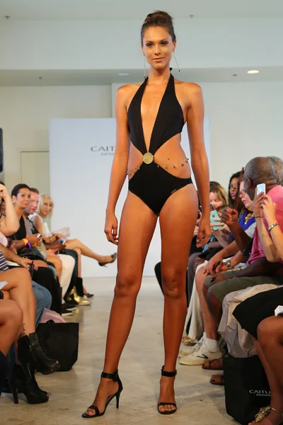 Модель гуляет в купальнике Кейтлин Келли во время MBFW Miami Swim — стоковое фото