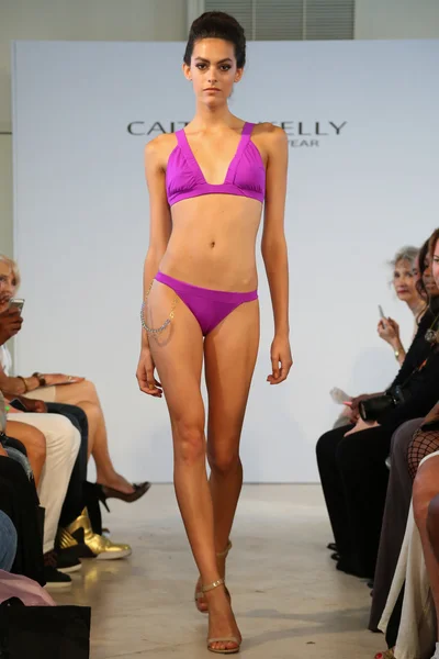 Model spaziert bei caitlin kelly badebekleidung während mbfw miami schwimmen — Stockfoto