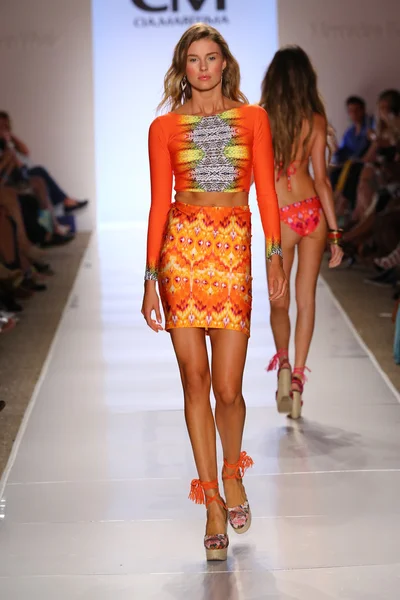 Model walks at Cia Maritima collection at Cabana Grande — Stock Photo, Image