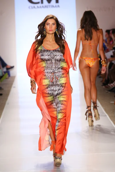 モデルは、cia の maritima コレクション カバナ グランデで歩く — ストック写真
