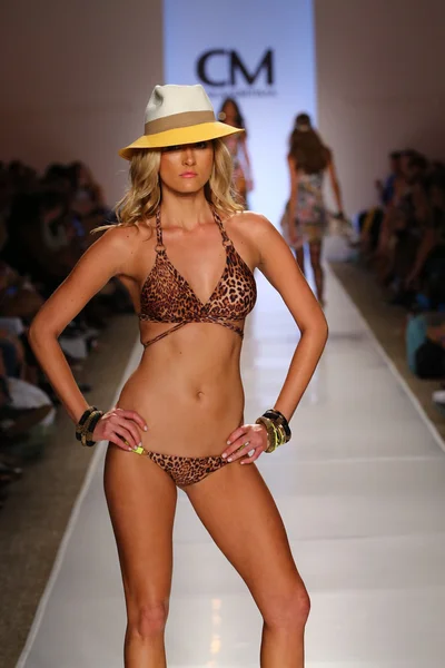 Model walks at Cia Maritima collection at Cabana Grande — Stock Photo, Image