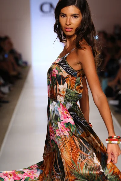 Model walks at Cia Maritima collection at Cabana Grande — Stock Photo, Image