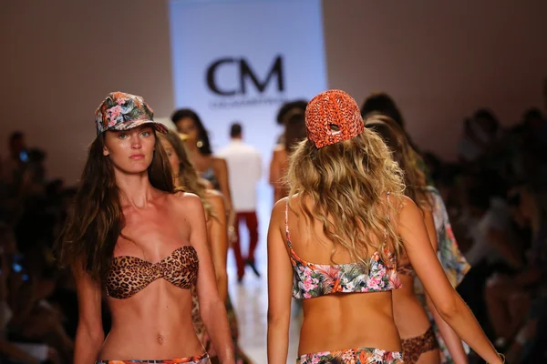 Models walk at Cia Maritima collection at Cabana Grande — Stock Photo, Image