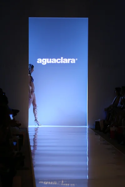 Model aguaclara mayo koleksiyonu yürür — Stok fotoğraf
