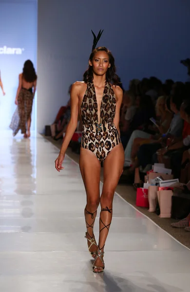 Model walks at Aguaclara Swimwear collection — Stock Photo, Image