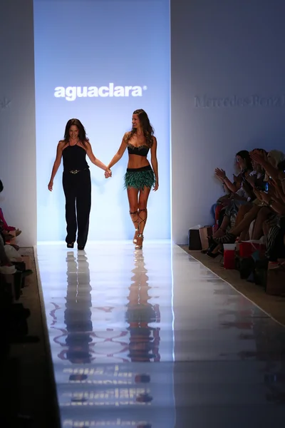 Designerin Liliana Villalobos und Model bei der Bademoden-Kollektion von aguaclara — Stockfoto