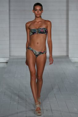 san lorenzo mayo koleksiyonu mbfw miami Yüzme sırasında model yürür