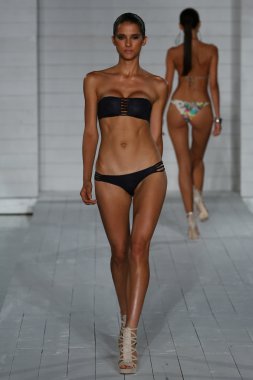 san lorenzo mayo koleksiyonu mbfw miami Yüzme sırasında model yürür