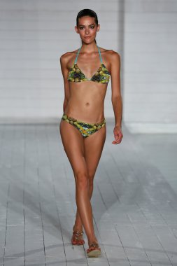 Model soho plaj evinde cote dor koleksiyonu pist yürüyor