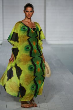 Model soho plaj evinde cote dor koleksiyonu pist yürüyor