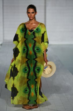 Model soho plaj evinde cote dor koleksiyonu pist yürüyor