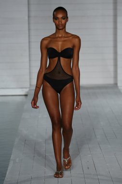 Model soho plaj evinde cote dor koleksiyonu pist yürüyor