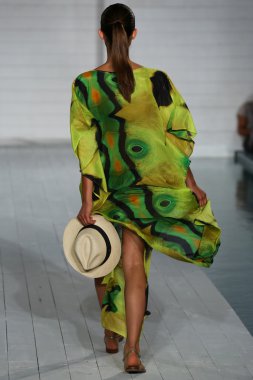 Model soho plaj evinde cote dor koleksiyonu pist yürüyor