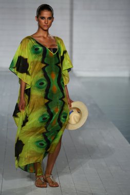 Model soho plaj evinde cote dor koleksiyonu pist yürüyor