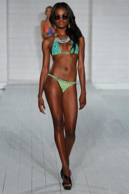 model yürür lila nicole koleksiyonu