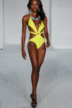 model yürür lila nicole koleksiyonu