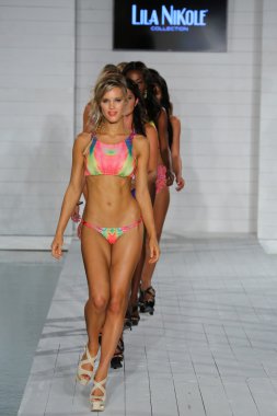 model yürür lila nicole koleksiyonu