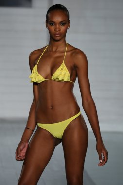 san lorenzo mayo koleksiyonu model yürür