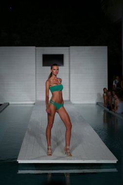 san lorenzo mayo koleksiyonu model yürür