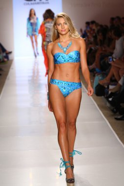 Cia Maritima koleksiyon pist model yürür