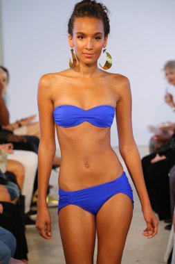 model, caitlin için pist yürür kelly mayo