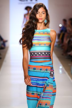 CIA maritima koleksiyon model yürür