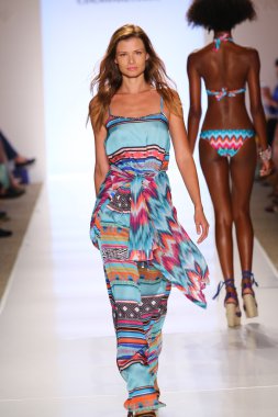 CIA maritima koleksiyon model yürür