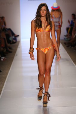 CIA maritima koleksiyon model yürür