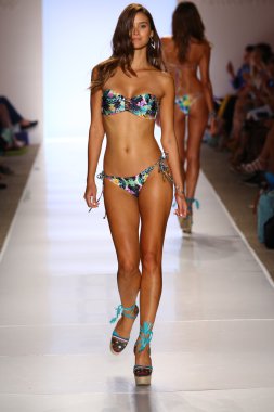 CIA maritima koleksiyon model yürür