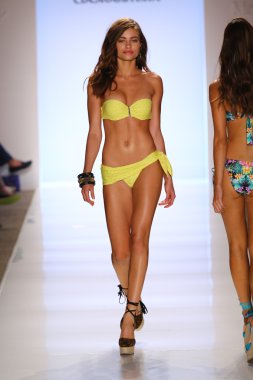 CIA maritima koleksiyon model yürür