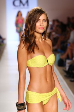 CIA maritima koleksiyon model yürür