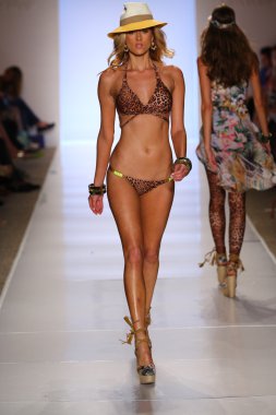 CIA maritima koleksiyon model yürür