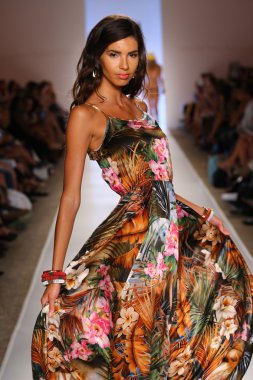 Cia Maritima koleksiyon pist model yürür