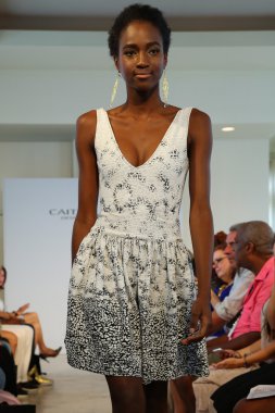 model, caitlin için pist yürür kelly mayo